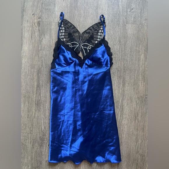 Elegant Blue Satin Nightgown with Lace Detail - Picture 1 of 5